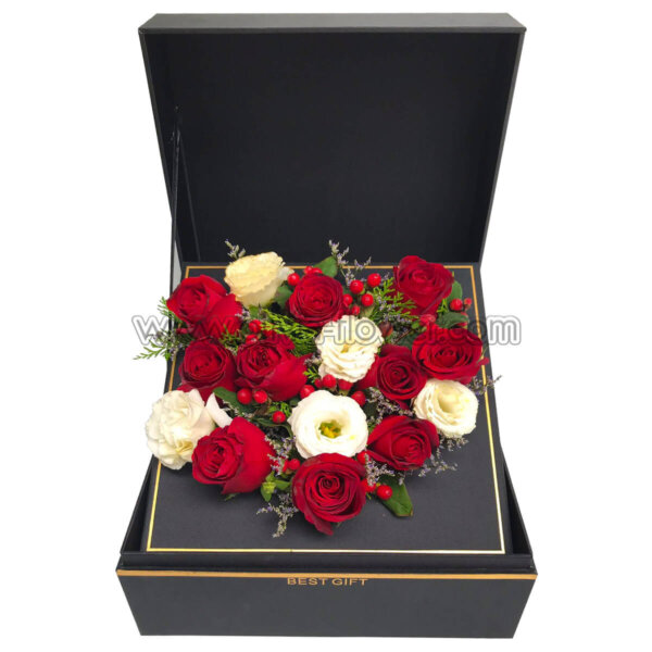กล่องดอกไม้สีดำ จัดด้วยดอกไม้สีแดง ขาว