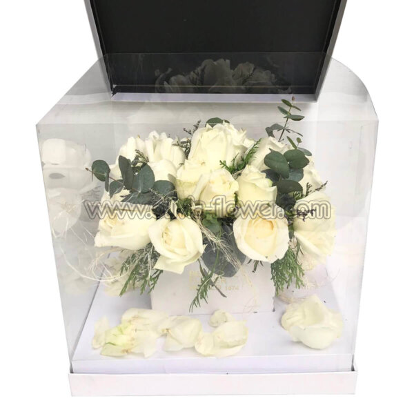กล่องสี่เหลี่ยมใสสีขาว กุหลาบขาว 18 ดอก