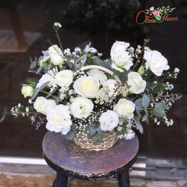 กระเช้าดอกไม้สด ประกอบด้วย ดอกกุหลาบขาว 5 ดอก ดอกคาร์เนชั่นขาว 5 ดอก ดอกไลเซนทรัสขาว ดอกแซมตามแบบ