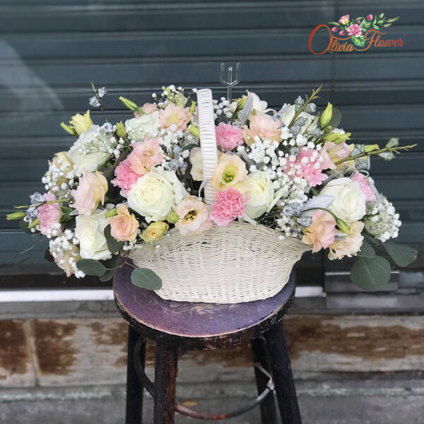 กระเช้าดอกไม้สด ประกอบด้วย ดอกกุหลาบขาว 15 ดอก ดอกคาร์เนชั่นชมพู 10 ดอก ดอกไลเซนทรัสสีพีช ใบหิมะ ยิบซี เม็ดยูคา ยูคาฮอลแลนด์