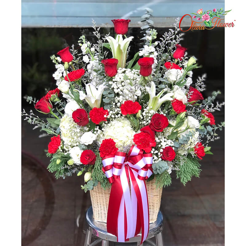 กระเช้าดอกไม้สด ประกอบด้วย ดอกกุหลาบแดง 15 ดอก ดอกไฮเดรนเยียขาว 3 ดอก ดอกลิลลี่ขาว 3 ดอก ดอกสต็อคขาว 6 ดอก ดอกคาเนชั่นสีแดง 10 ดอก และแซมใบต่างตามแบบ