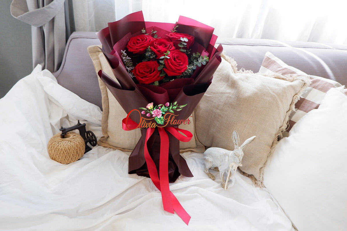 ช่อดอกกุหลาบแดงนำเข้า 5 ดอก ราคา 1500 "แด่คุณที่รัก"