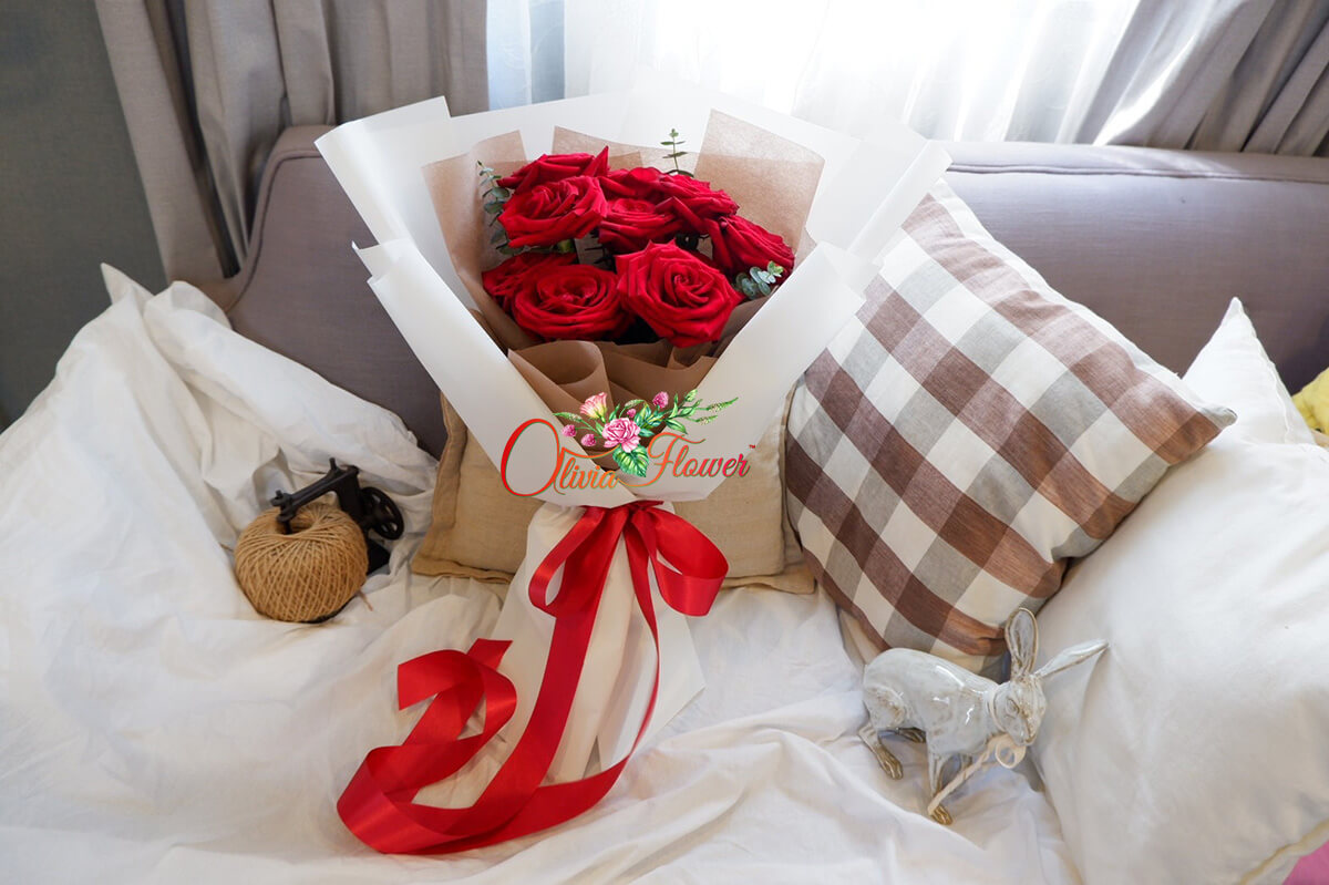 ช่อดอกกุหลาบแดงนำเข้า 10 ดอก "รักแท้มอบให้คุณ"