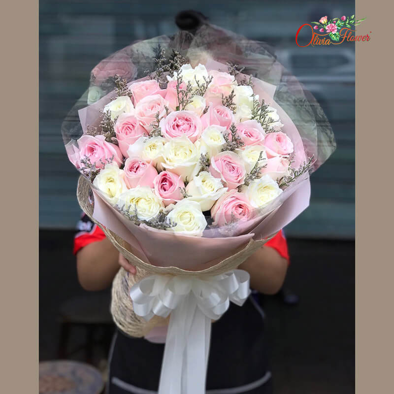 ช่อดอกไม้ ประกอบด้วย กุหลาบสีชมพู 20 ดอก กุหลาบสีขาว 20 ดอก และแคสเปีย