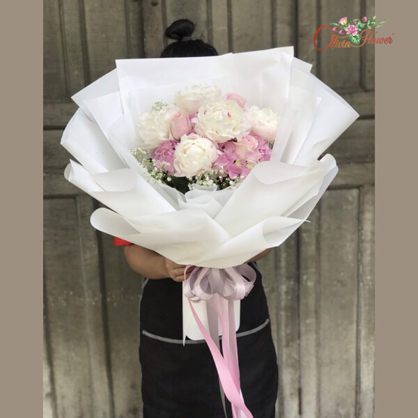 ช่อดอกไม้สด ประกอบด้วย พรีโอนี่ 50 ดอก ทิวลิปสีชมพู 3 ดอก และไฮเดรนเยียสีชมพู