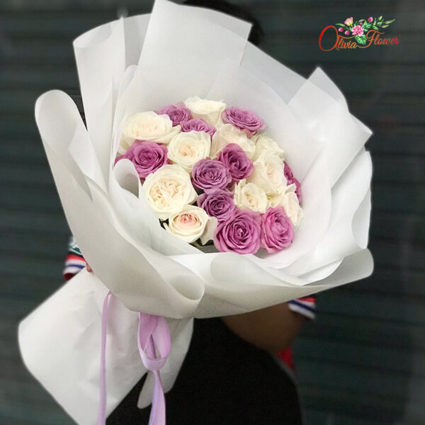 ช่อดอกไม้สด ประกอบด้วย กุหลาบสีขาว 10 ดอก และกุหลาบสีม่วง 10ดอก
