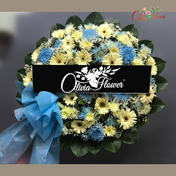 พวงหรีดดอกไม้สด ประกอบด้วย เยอบีร่าสีขาว เบญจมาศสีฟ้า และมัมสไปร์เดอร์