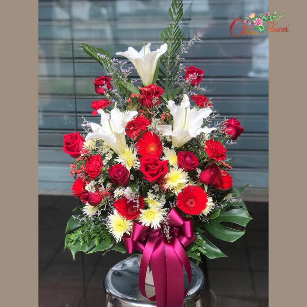 แจกันดอกไม้สด ประกอบด้วย กุหลาบสีแดง เยอบีล่า ลิลลี่สีขาว คเนชั่นสีแดง มัม แคสเปีย และคัตเตอร์