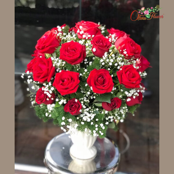 แจกันดอกไม้สด ประกอบด้วยกุหลาบสีแดง 40 ดอก และยิปซี