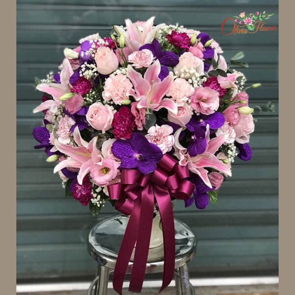 แจกันดอกไม้สด ประกอบด้วย ลิลลี่ 6 ดอก กุหลาบสีชมพู คาร์เนชั่นสีม่วง คาร์เนชั่นสีชมพู แวนด้าสีม่วง ไลเซนทรัสสีชมพู ยิบซี และใบยูคา