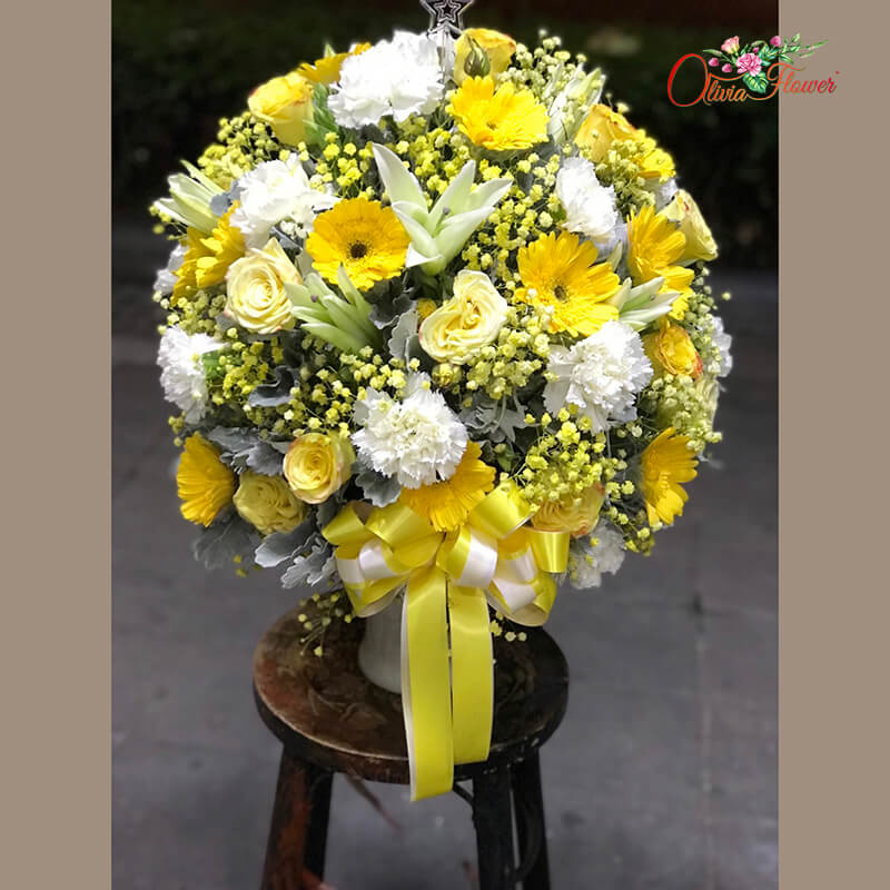 แจกันดอกไม้สด ประกอบด้วย กุหลาบสีเหลือง ลิลลี่สีขาว 5 เยอบีร่าสีเหลือง คาร์เนชั่นสีขาว และยิบซี