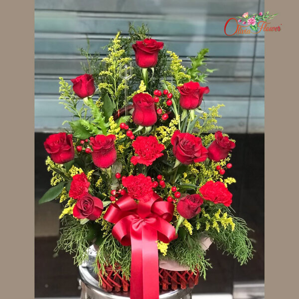 กระเช้าดอกไม้สด ประกอบด้วย กุหลาบสีแดง คาร์เนชั่นสีแดง มิกกี้เมาส์ และสร้อยทอง