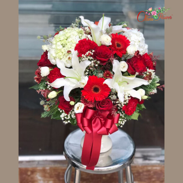 แจกันดอกไม้สด ประกอบด้วยกุหลาบสีแดง 40 ดอก และยิปซี