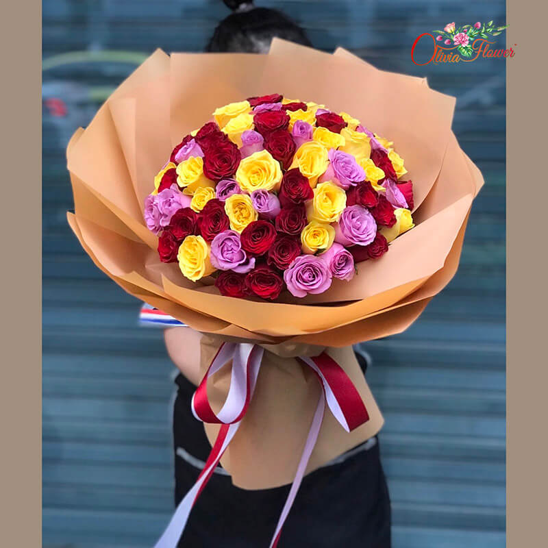 ช่อดอกกุหลาบ 3 สี 80 ดอก ประกอบด้วย กุหลาบสีแดง กุหลาบสีม่วง กุหลาบสีเหลือง รวมกัน 80 ดอก