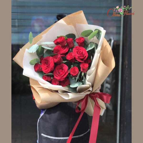 ช่อดอกกุหลาบสีแดง 18 ดอก ประกอบด้วย กุหลาบสีแดง 18 ดอก และใบยูคาฮอลแลนด์