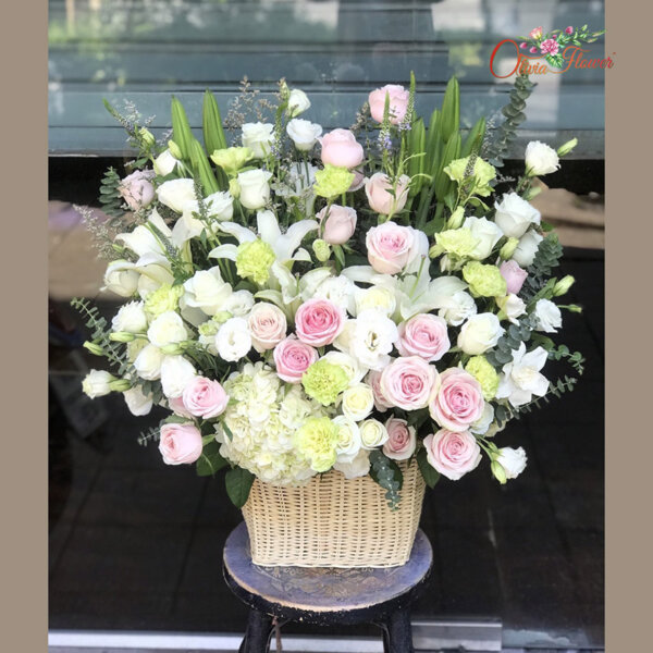 กระเช้าดอกไม้สด ประกอบด้วย กุหลาบสีชมพู กุหลาบสีขาว ไฮเดรนเยียสีขาว ลิลลี่สีขาว ไลเซนทรัสสีขาว คาร์เนชั่นสีเขียว แคสเปีย และใบยูคา