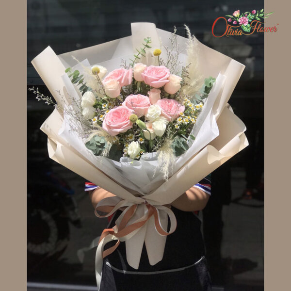 ช่อดอกไม้สด ประกอบด้วย กุหลาบสีชมพู 10 ดอก ไลเซนทัสสีขาว ดอกเดซี่ และใบยูคา