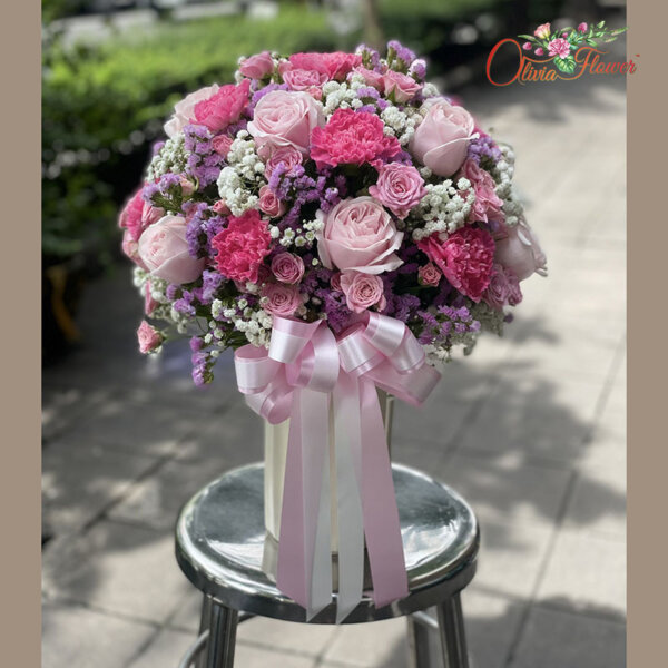 แจกันดอกไม้สด สีชมพู ประกอบด้วย กุหลาบสีชมพู คาร์เนชั่นสีชมพู กุหลาบพวงสีชมพู ยิปซี และสแตติสสีชมพู