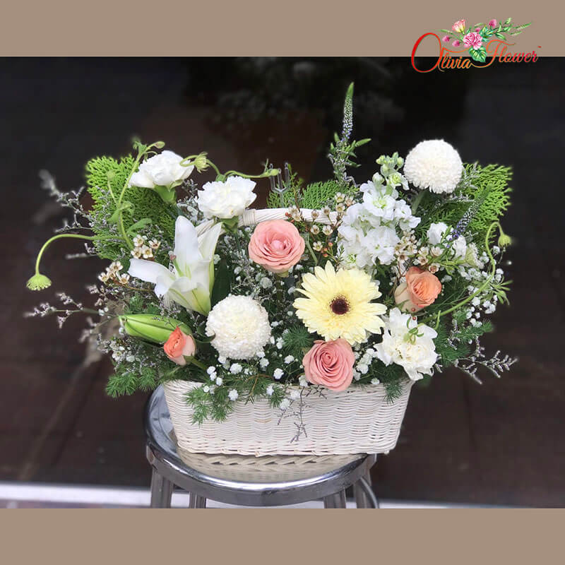 กระเช้าดอกไม้สด ประกอบด้วย กุหลาบสีคาปูชิโน่ ลิลลี่สีขาว ปิงปองสีขาว คาร์เนชั่น เยอบีร่า และใบปริกฮอลแลนด์