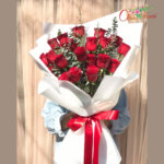 ช่อกุหลาบแดง 20 ดอก "happy Valentine" ประกอบด้วย ดอกกุหลาบสีแดง 20 ดอก ห่อกระดาษสีขาว ผูกริบบิ้นสีแดง