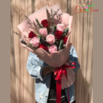 ช่อกุหลาบแดง 5 ชมพู 5 "ที่สุดของหัวใจ " ประกอบด้วย ดอกกุหลาบสีแดง 5 ดอก ดอกกุหลาบสีชมพู 5 ดอก ห่อกระดาษสีชมพู ผูกริบบิ้นสีแดง