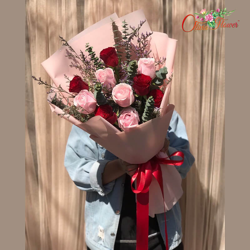 ช่อกุหลาบแดง 5 ชมพู 5 "ที่สุดของหัวใจ " ประกอบด้วย ดอกกุหลาบสีแดง 5 ดอก ดอกกุหลาบสีชมพู 5 ดอก ห่อกระดาษสีชมพู ผูกริบบิ้นสีแดง