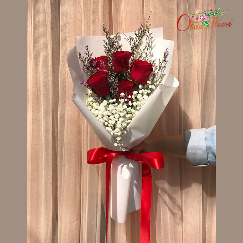 ช่อกุหลาบแดง 5 ดอก "รักแท้" ประกอบด้วย ดอกกุหลาบสีแดง 5 ดอก ห่อกระดาษสีขาว ผูกริบบิ้นสีแดง