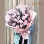 ช่อกุหลาบชมพู 20 ดอก "รักเดียวใจเดียว" ประกอบด้วย ดอกกุหลาบสีชมพู 20 ดอก ห่อกระดาษสีชมพู ผูกริบบิ้นสีชมพู