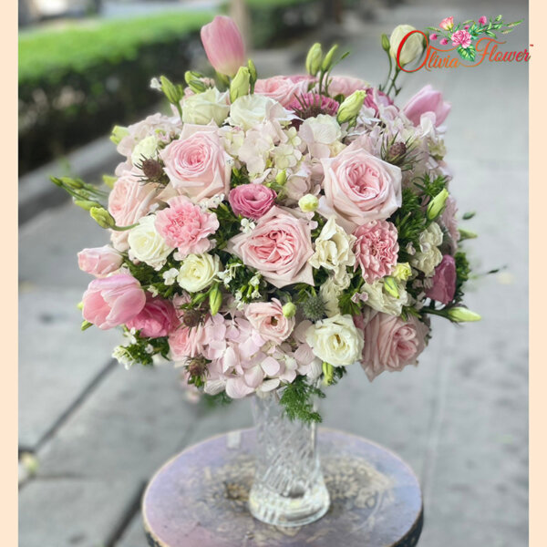 แจกันดอกไม้สด ประกอบด้วย ดอกกุหลาบสีชมพูหอม 10 ดอก  ดอกไฮเดรนเยียสีชมพู ดอกทิวลิปสีชมพู 3 ดอก ดอกไลเซนทัสสีขาว ดอกไลเซนทัสสีชมพู