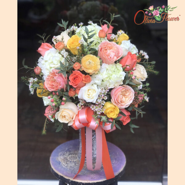 แจกันดอกไม้สด ประกอบด้วย ดอกไฮเดรนเยียสีขาว 3 ดอก ดอกกุหลาบสีเหลือง 5 ดอก ดอกกุหลาบสีส้ม 5 ดอก ดอกกุหลาบสีแคนตาลูป 5 ดอก ดอกกุหลาบพวงส้ม แว็ก มิกกี้เมาส์