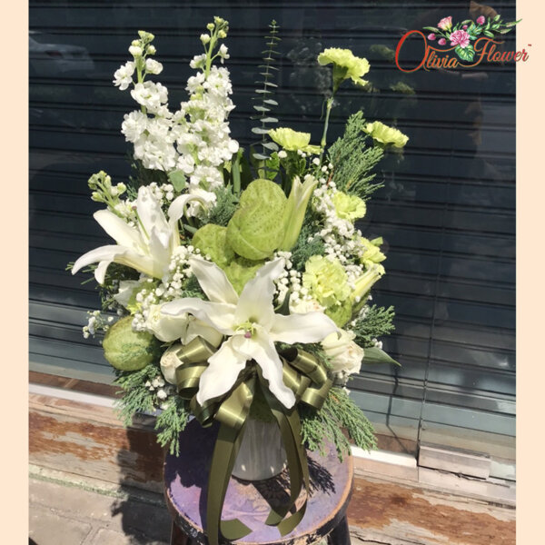 แจกันดอกไม้สด โทนขาว เขียว ประกอบด้วย ดอกสต็อคสีขาว 3 ดอก ดอกลิลลี่ 2 ดอก ดอกคาร์เนชั่นสีเขียว 6 ดอกสวอนแพลนท์ ยิปซี
