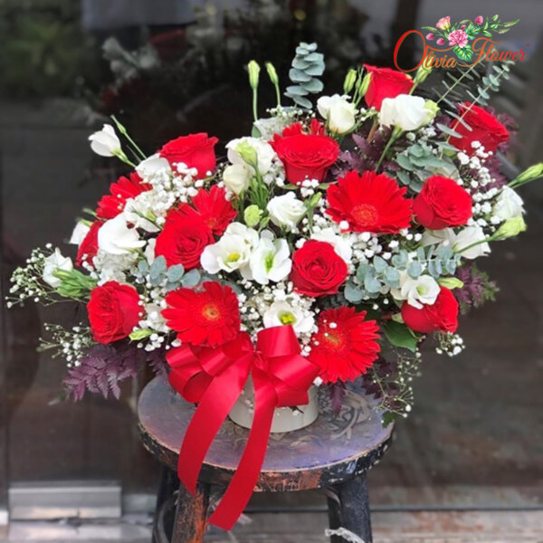 แจกันดอกไม้สด โทนขาว แดง ประกอบด้วย กุหลาบสีแดง 10 ดอก ดอกเยอบีร่า 5 ดอก ไลเซนทรัสสีขาว ยิปซี ใบยูคา