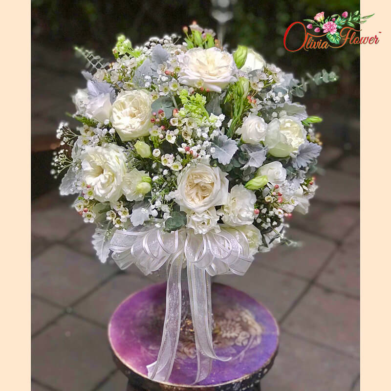 แจกันดอกไม้สด โทนสีขาว ประกอบด้วย ดอกกุหลาบสีขาว 20 ดอก ดอกคาร์เนชั่นสีขาว 15 ดอก ไลเซนทรัสสีขาว ใบหิมะ แว็กสีขาว
