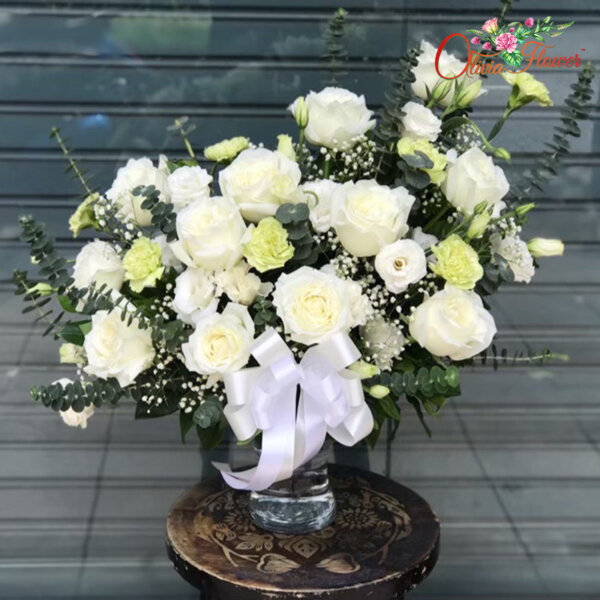 แจกันดอกไม้สด ประกอบด้วย ดอกกุหลาบสีขาว 10 ดอก ดอกคาร์เนชั่นเขียว 7 ดอก ดอกไลเซนทัส ยูคา ยิปซี