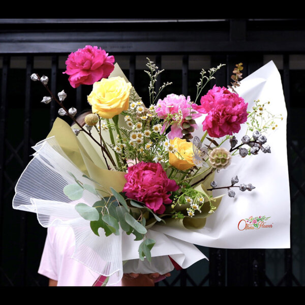 ช่อดอก Peony (โบตั๋น) ตั้งได้ ประกอบด้วย ดอกพีโอนี่สีชมพูบานเย็น 3 ดอก ดอกพีโอนี่สีชมพู 1 ดอก ดอกกุหลาบสีเหลือง 2 ดอก ดอกแซมตามแบบ