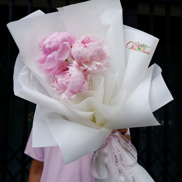 ช่อดอก Peony (โบตั๋น) ประกอบด้วย ดอกพีโอนี่สีชมพู 3 ดอก