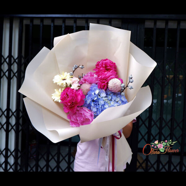 ช่อดอก Peony (โบตั๋น) ประกอบด้วย ดอกพีโอนี่สีบานเย็น 2 ดอก ดอกพีโอนี่สีชมพู 2 ดอก ดอกไฮเดรนเยียสีฟ้า 1 ดอก ดอกเยอบีร่าสีขาว 2 ดอก ดอกปิงปอง 2 ดอก