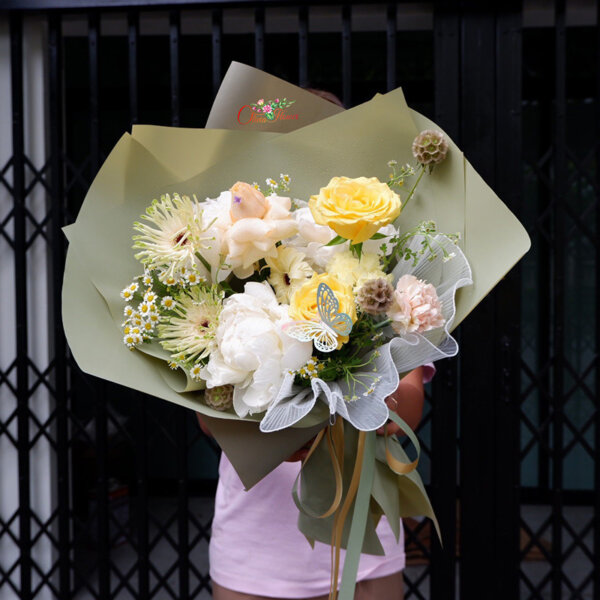 ช่อดอก Peony (โบตั๋น) ประกอบด้วย ดอกพีโอนี่สีขาว 4 ดอก ดอกกุหลาบสีเหลือง 2 ดอก ดอกเยอบีร่าฝอย 3 ดอกกุหลาบสีแคนตาลูป 1 ดอก ดอกคาร์เนชั่นสีเหลือง 1 ดอก ดอกคาร์เนชั่นสีพีช 1 ดอก ดอกแซมตามแบบ