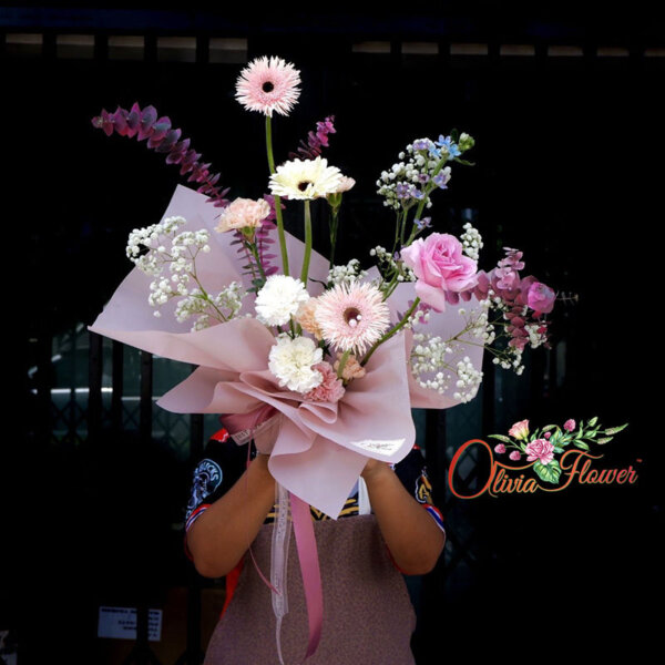 ช่อดอกไม้ตั้งได้ ประกอบด้วย ดอกเยอร์บีร่า 3 ดอก ดอกกุหลาบสีชมพู 1 ดอก ดอกคาร์เนชั่น 6 ดอก