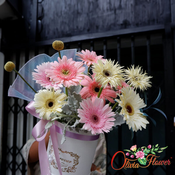 กล่องดอกไม้ ประกอบด้วย ดอกเยอร์บีร่าสีชมพู 6 ดอก ดอกเยอร์บีร่าสีขาว 4 ดอก
