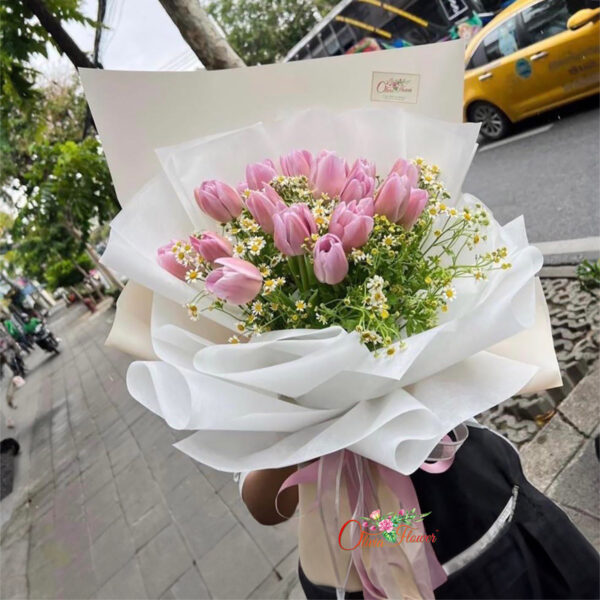 ช่อดอกทิวลิป ประกอบด้วย ดอกทิวลิปสีชมพู 20 ดอก ดอกเดซี่