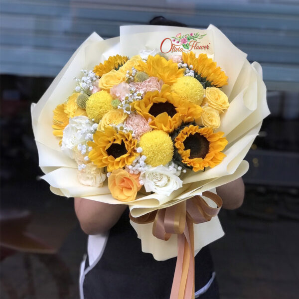 ช่อดอกไม้สด ประกอบด้วย ดอกทานตะวัน 5 ดอก ดอกกุหลาบสีเหลือง ดอกปิงปองสีเหลือง ดอกกุหลาบสีส้ม ดอกกุหลาบสีขาวแว็ก และดอกยิปซี