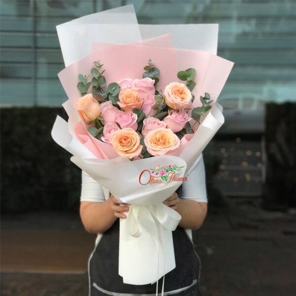 ช่อดอกกุหลาบ ประกอบด้วย ดอกกุหลาบสีชมพู 10 ดอก ดอกกุหลาบสีส้ม 5 ดอก และใบยูคา