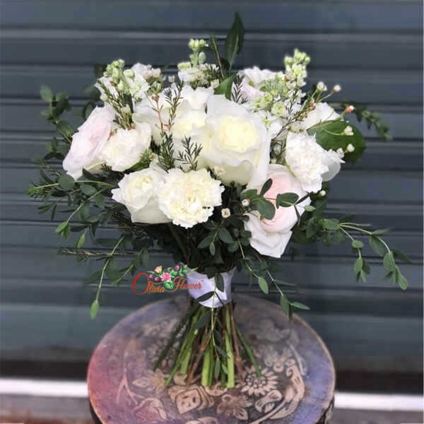 ช่อดอกไม้เจ้าสาว ประกอบด้วย ดอกกุหลาบสีขาว 10 ดอก ดอกสต็อค 10 ดอก ดอกคาเนชั่นสี 5 ดอก ดอกไลเซ็นทรัสสีขาว แว็ก และยูคาเรียว