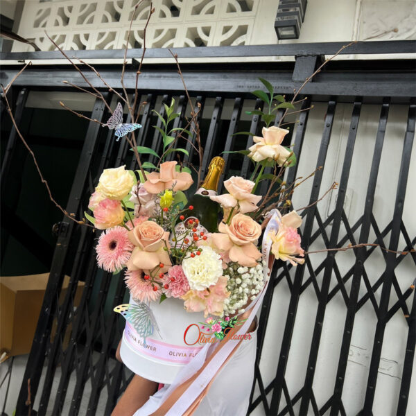 กล่องดอกไม้สดแบบใส่เครื่องดื่ม ประกอบด้วย ดอกกุหลาบสีคาปู 5 ดอก ดอกไลเซนทัสสีพีช ดอกเยอบีร่า และเครื่องดื่ม (คิดราคาเพิ่มเติมค่ะ)