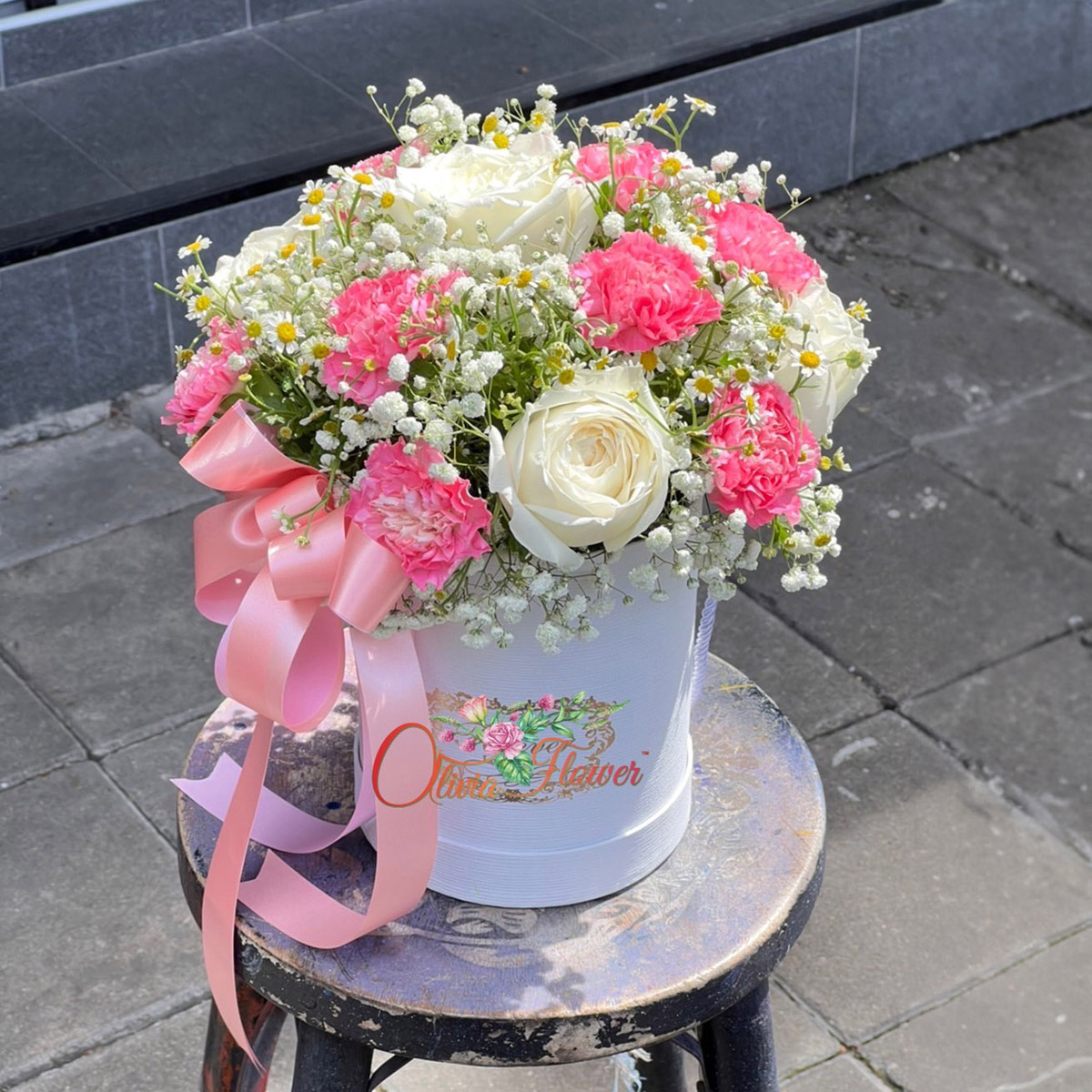 กล่องดอกไม้สด ประกอบด้วย ดอกกุหลาบสีขาว 10 ดอก ดอกคาร์เนชั่นสีชมพู 20 ดอก ดอกยิปซี และดอกเดซี่