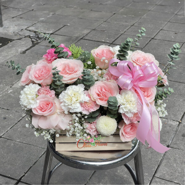 กระเช้าดอกไม้สด ประกอบด้วย ดอกกุหลาบสีชมพู 20 ดอก ดอกคาร์เนชั่นสีชมพู 5 ดอก ดอกคาร์เนชั่นสีขาว ดอกปิงปองสีขาว ดอกยูคา และดอกยิปซี
