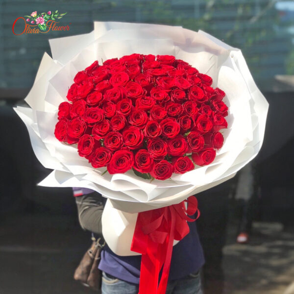 รักสุดหัวใจ ประกอบด้วยดอกกุหลาบแดง 100 ดอก เหมาะสำหรับทุกคนที่ต้องการทำให้วันวาเลนไทน์นี้เป็นวันที่ไม่เหมือนใคร ด้วยสัมผัสที่อ่อนโยนและสะท้อนถึงความเอาใจใส่