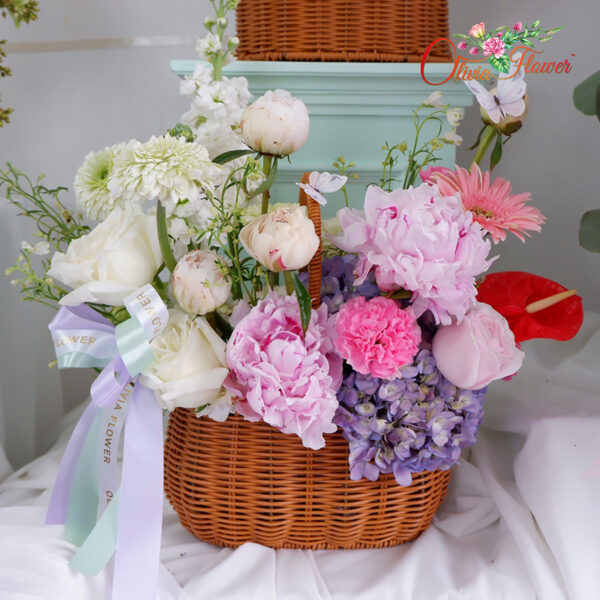 กระเช้าดอกไม้ Peony ประกอบด้วย ดอกพีโอนี่ สีชมพู ขาว ม่วง